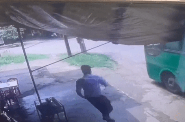 Cố chặn chiếc xe buýt đang trôi, phụ xe bị tông tử vong