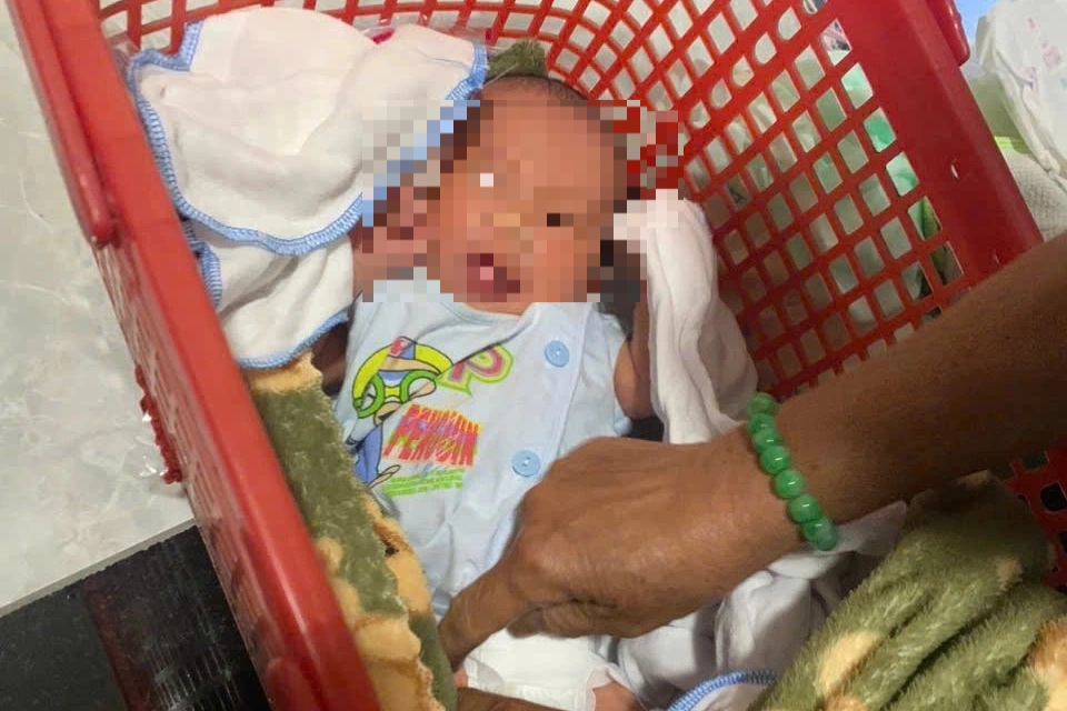 Bé sơ sinh bị bỏ rơi kèm lá thư "mẹ xin lỗi con gái"