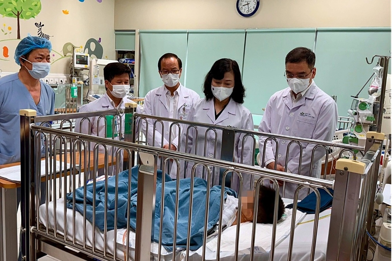 Bé trai trong vụ "nộp đủ tiền mới cấp cứu" được ra viện