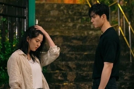 Vừa đến khách sạn, tôi bị bạn trai chia tay với lý do... chỉ có trong phim