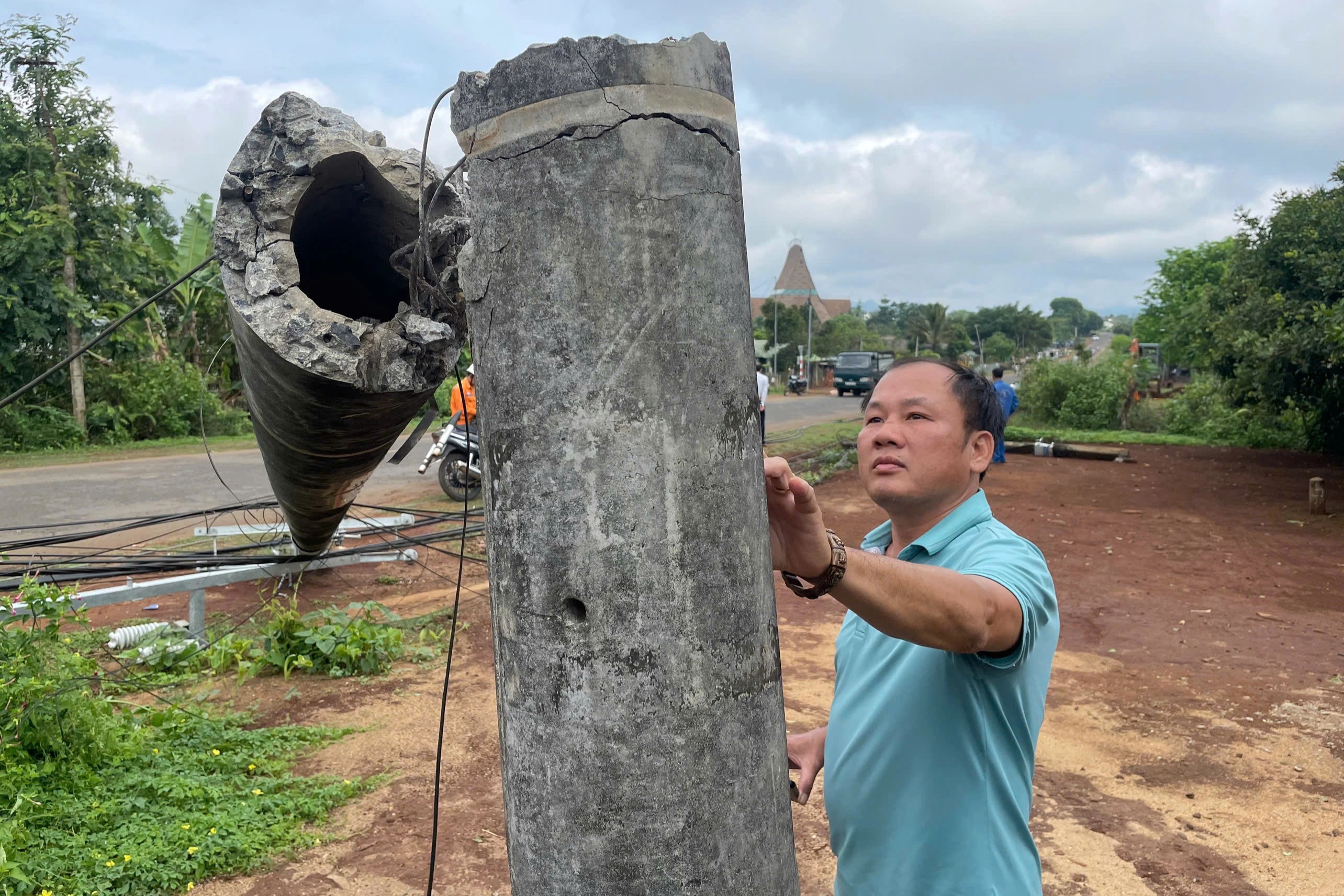 Nhận định nguyên nhân khiến hàng loạt trụ điện bi gãy đôi ở Gia Lai