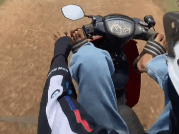 Công an mời chủ trang Facebook "Cậu cả" để làm rõ clip lái xe bằng 2 chân