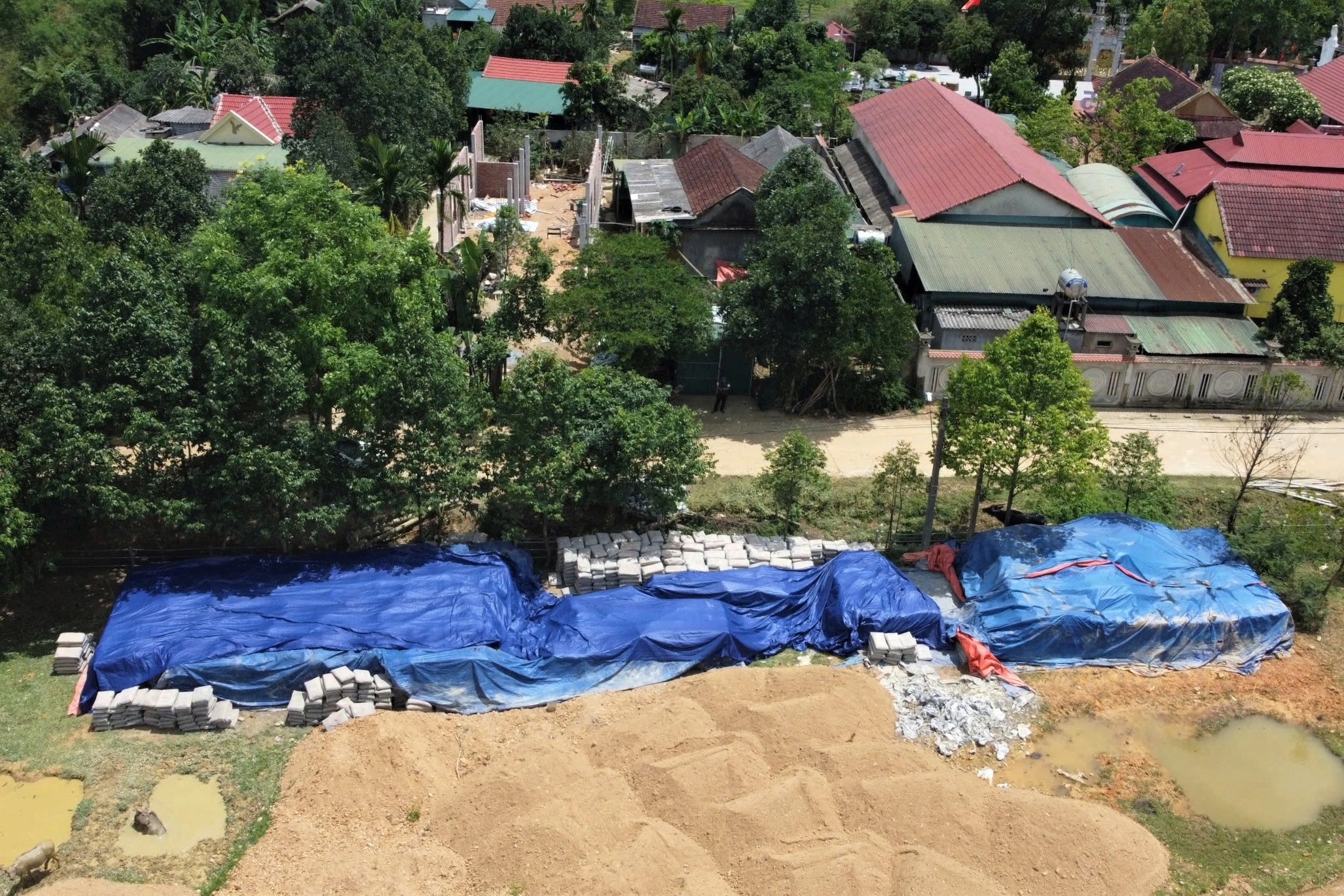 Vụ "vứt xó" hơn 200 tấn xi măng: Tạm đình chỉ công tác chủ tịch xã