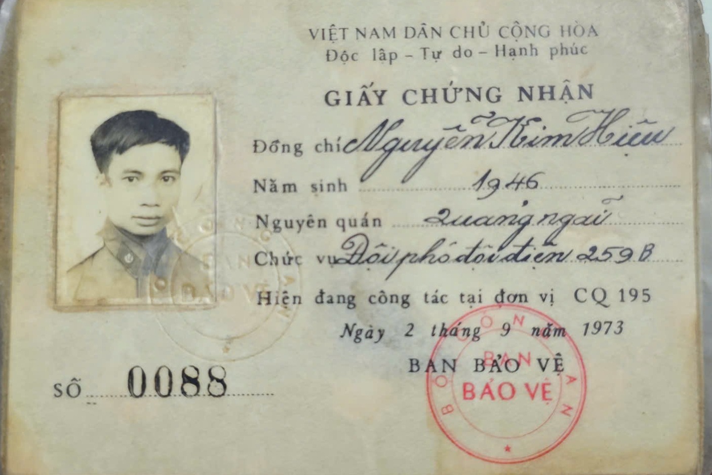Giấy chứng nhận đặc biệt có ký tự in chìm của người tham gia xây dựng Lăng Bác