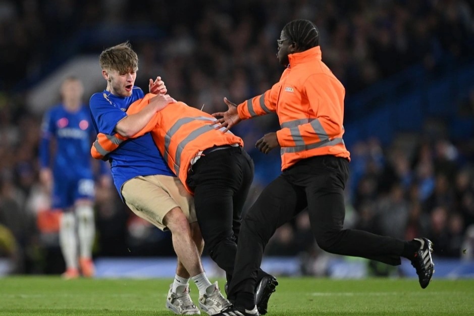 Trận đấu Chelsea - Man Utd gặp sự cố bất ngờ, CĐV đưa ra phản ứng