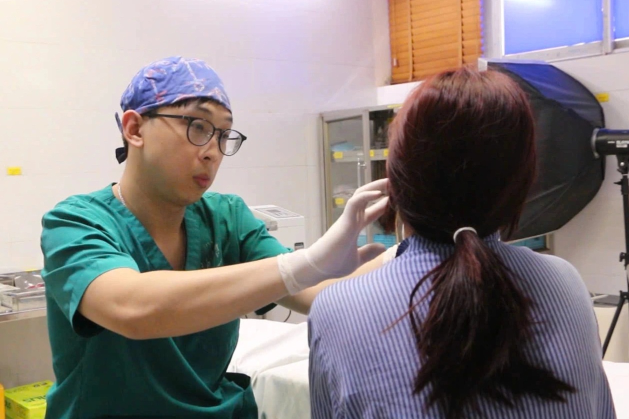 Tiêm thu gọn hàm, má bệnh nhân đầy dịch bẩn, mủ đặc quánh