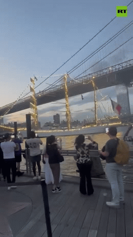 Tàu hải quân Mexico đâm vào cầu Brooklyn