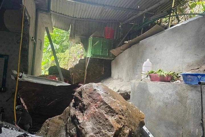 Hai tảng đá rơi từ trên núi xuống, làm thủng nhà dân ở Yên Bái
