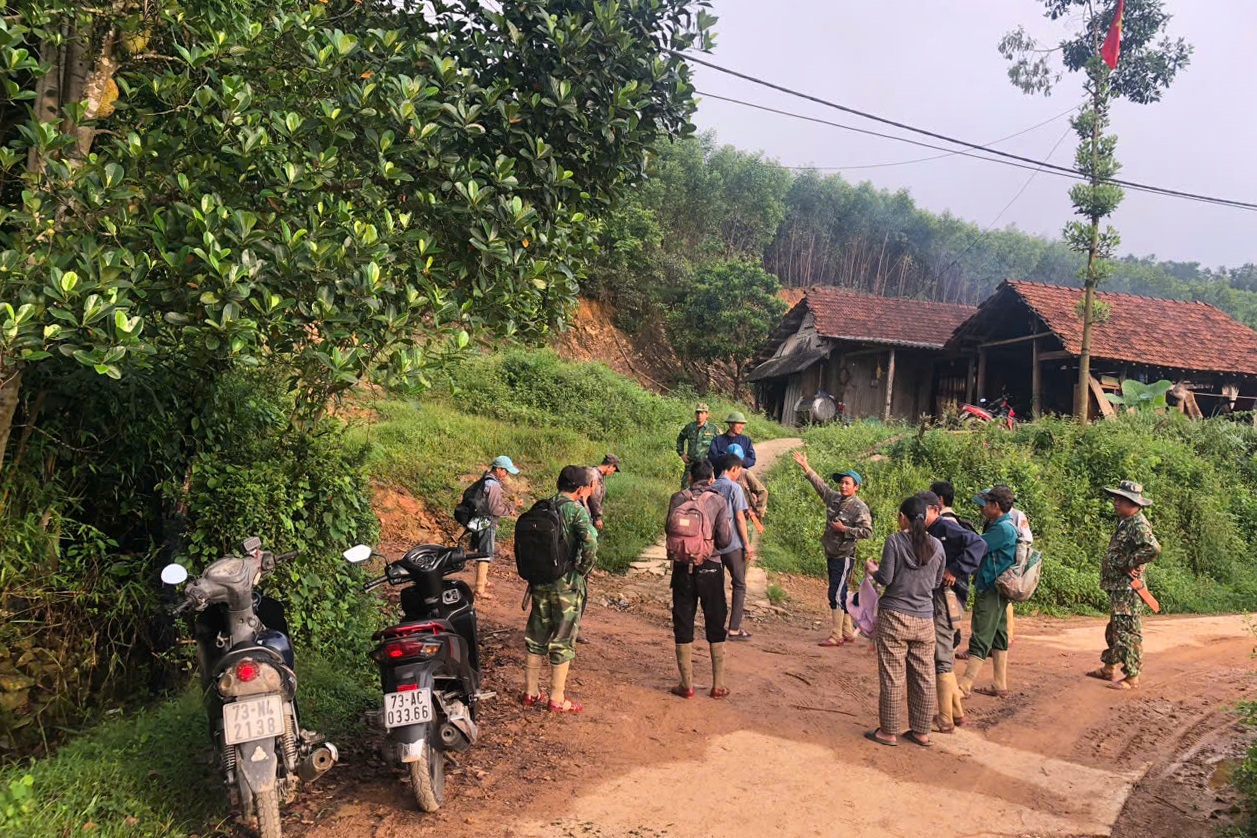 Huy động hơn 60 người tìm kiếm nạn nhân mất tích trong rừng