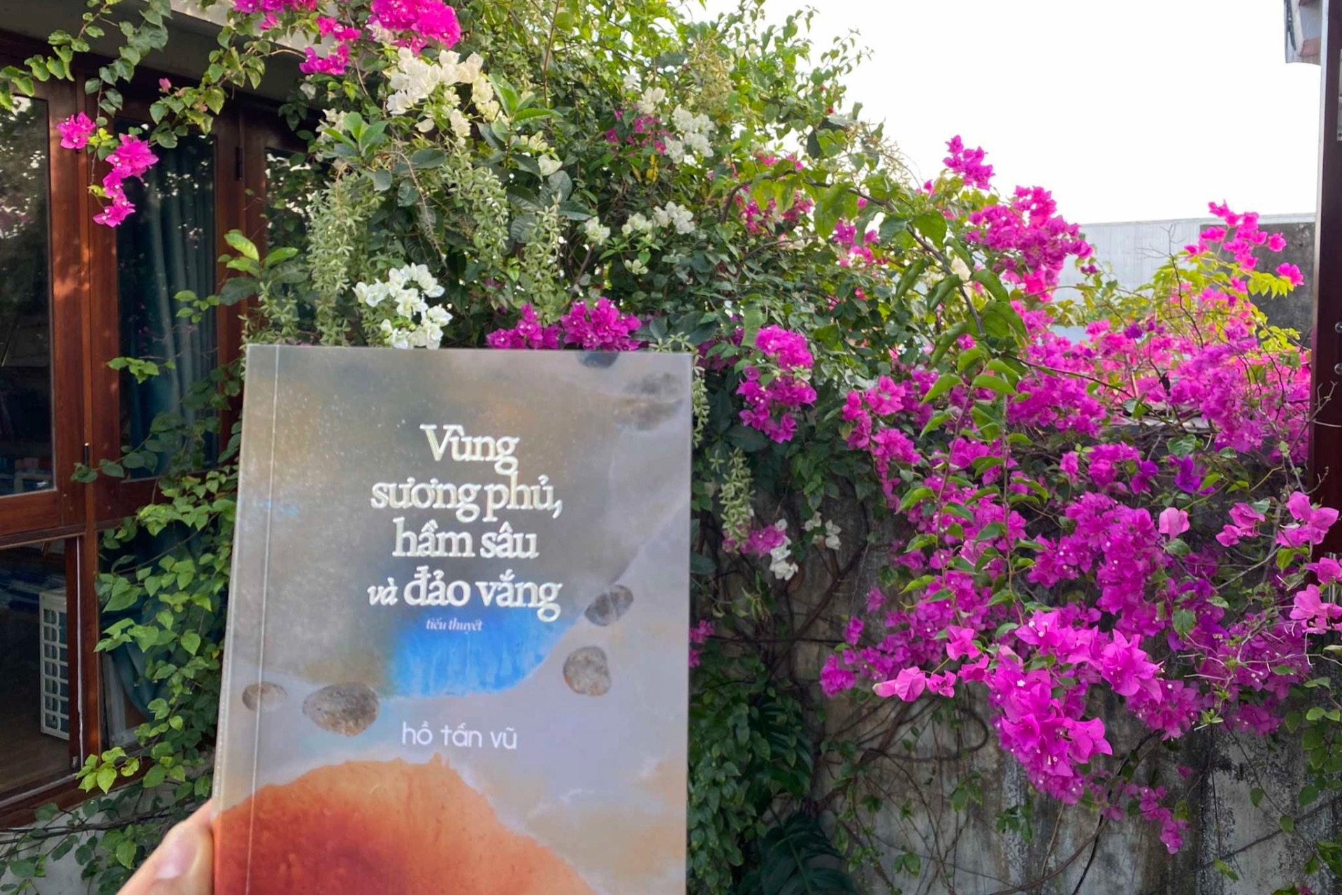 Nhà báo viết tiểu thuyết về "vẻ đẹp trong hầm vàng"