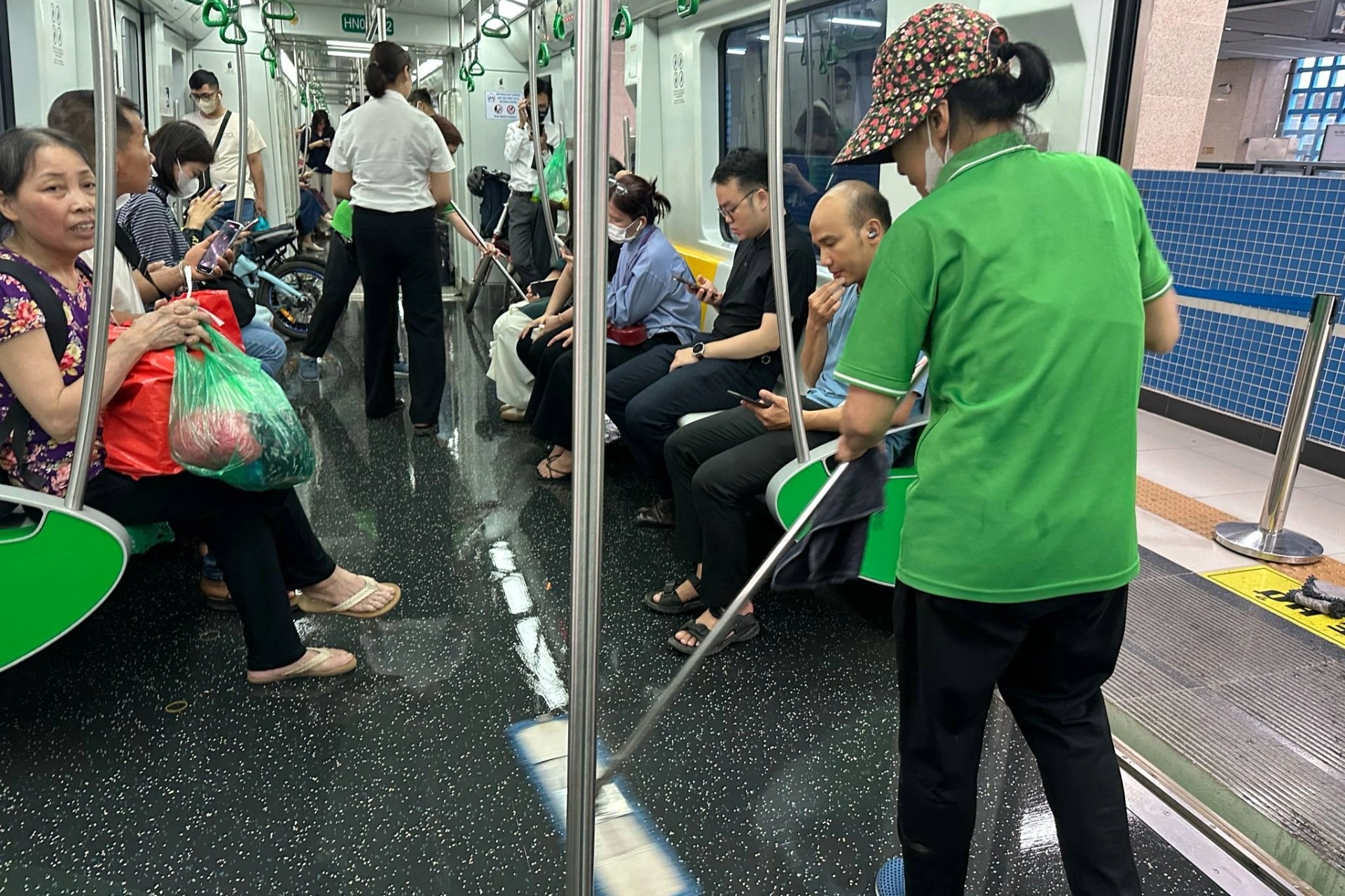Tàu Cát Linh - Hà Đông vẫn chảy nước như mưa, hành khách bức xúc