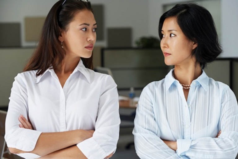 Thấy trai hàng xóm mê mẩn con dâu, mẹ chồng lập tức cấm tôi mặc váy