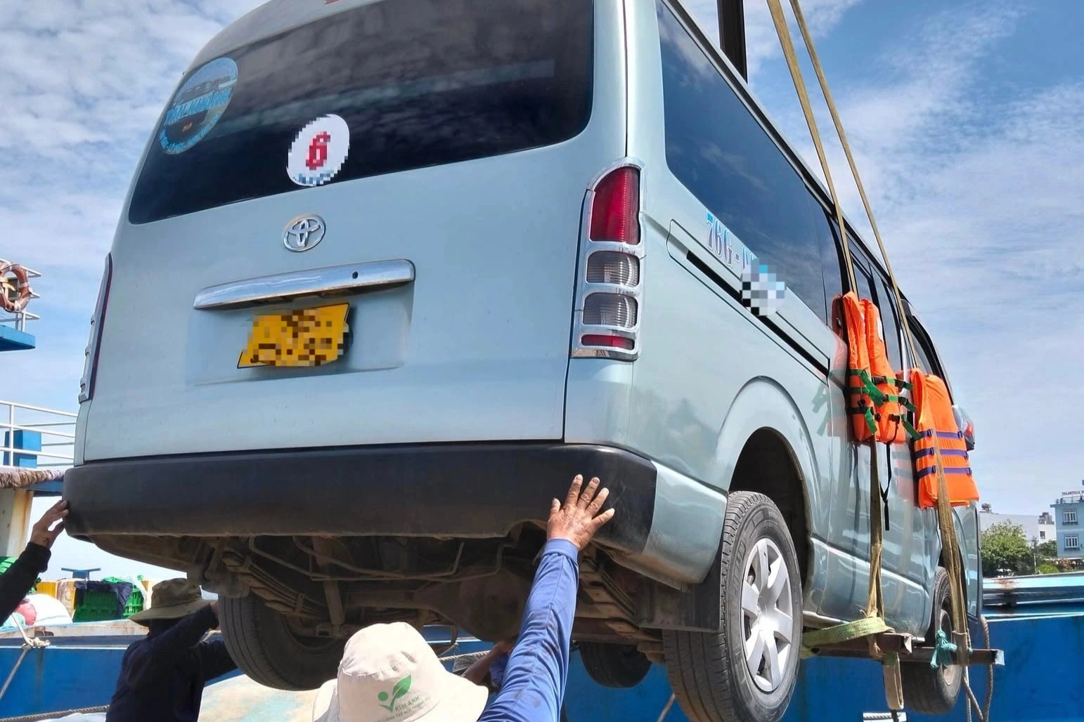 Thuê tàu chở ô tô vượt biển vào đất liền đăng kiểm