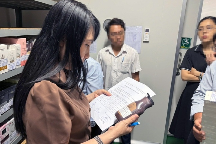 Kiểm tra đột xuất nhà máy sản xuất cho công ty của chồng Đoàn Di Băng