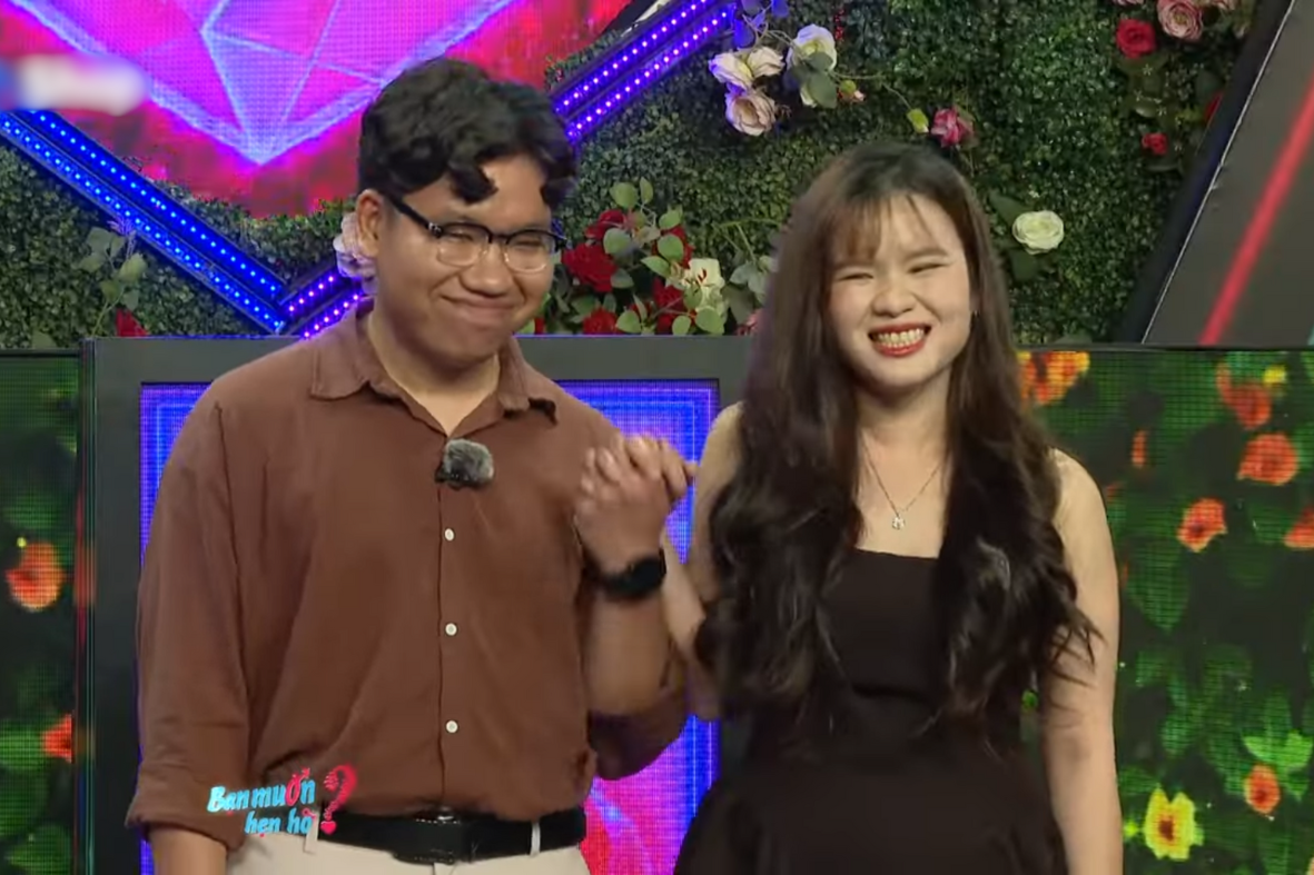 Chàng trai khao khát tình yêu như bố mẹ, lúng túng khi cầm tay cô gái 10X