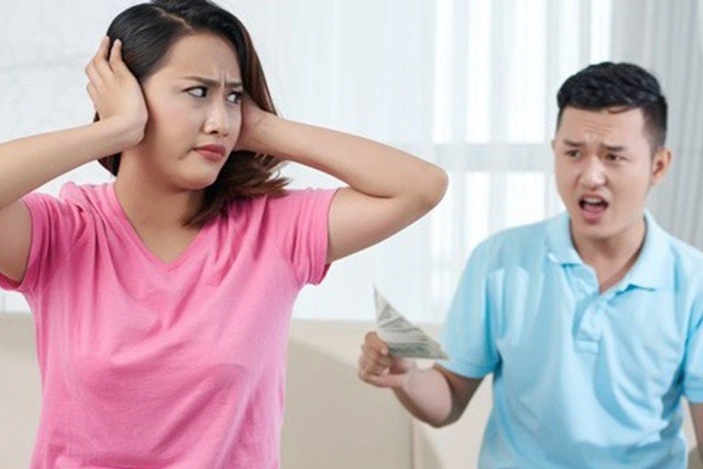 Bạn trai đòi tôi hàng tháng chuyển lương vào tài khoản để... anh giữ hộ