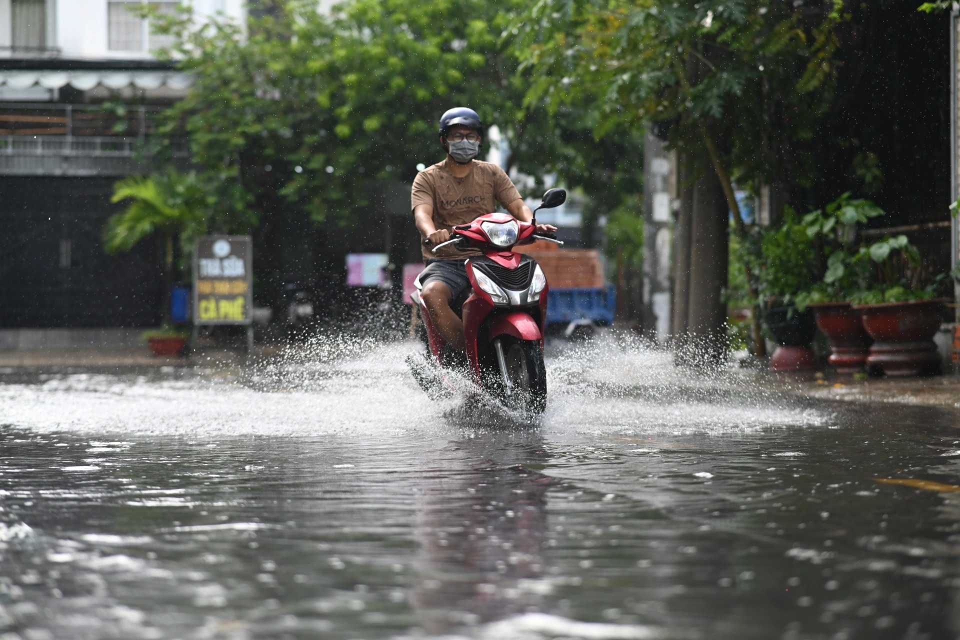 Nhiều tuyến đường ở TPHCM ngập úng sau cơn mưa lớn