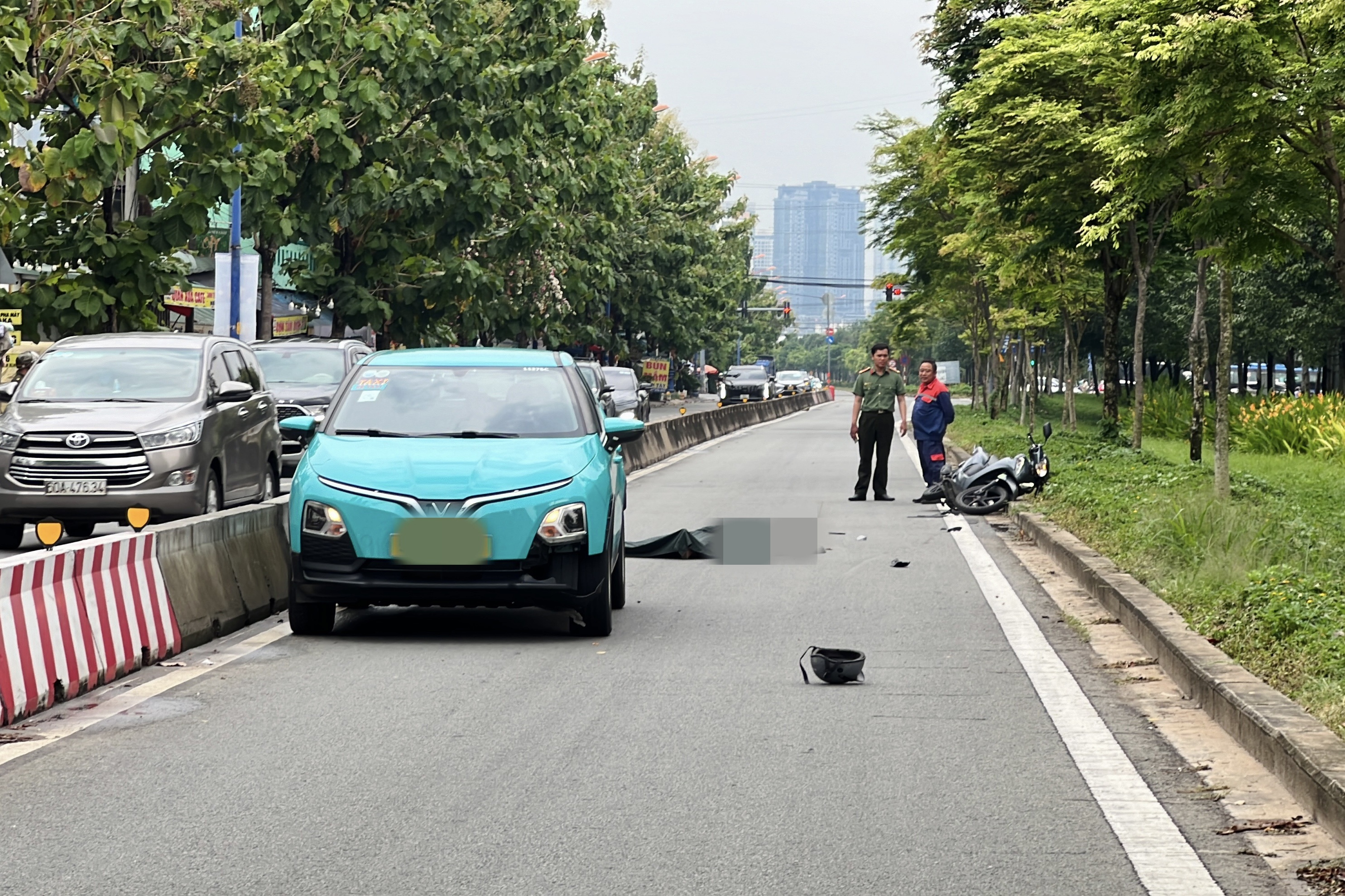 Taxi công nghệ chạy ngược chiều, tông tử vong người đi xe máy ở TPHCM