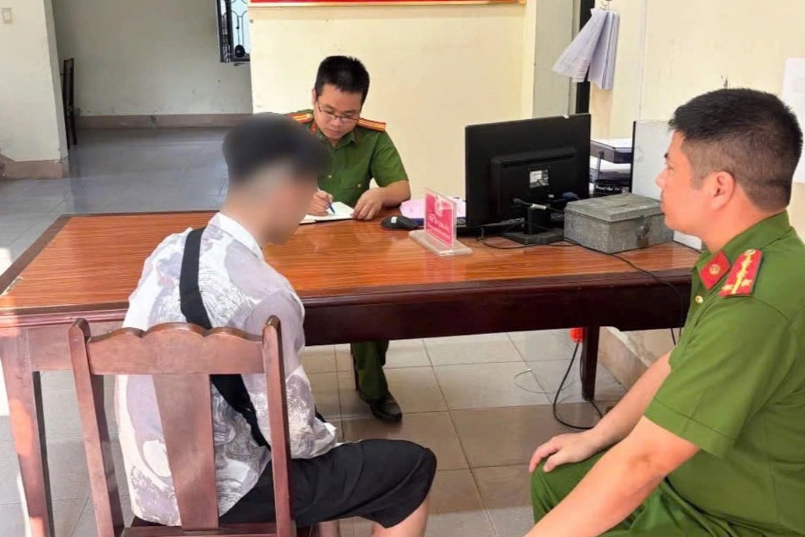 Cứu sống nam thanh niên bất ngờ bị ngã từ cầu Việt Trì xuống sông Lô