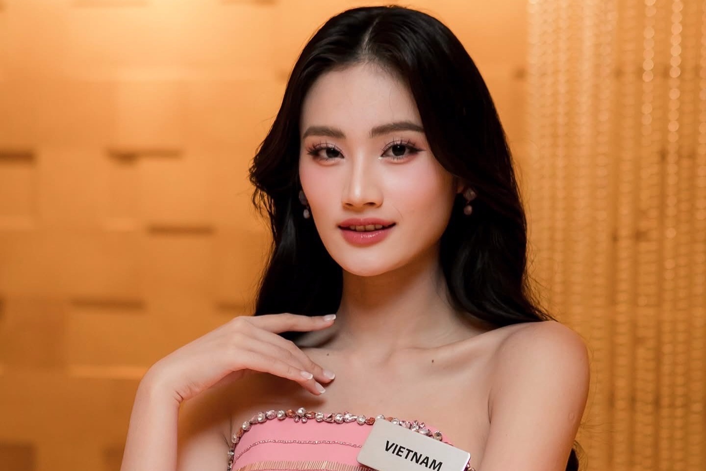 Hoa hậu Thế giới 2025 đi được nửa chặng, Ý Nhi được đánh giá thế nào?
