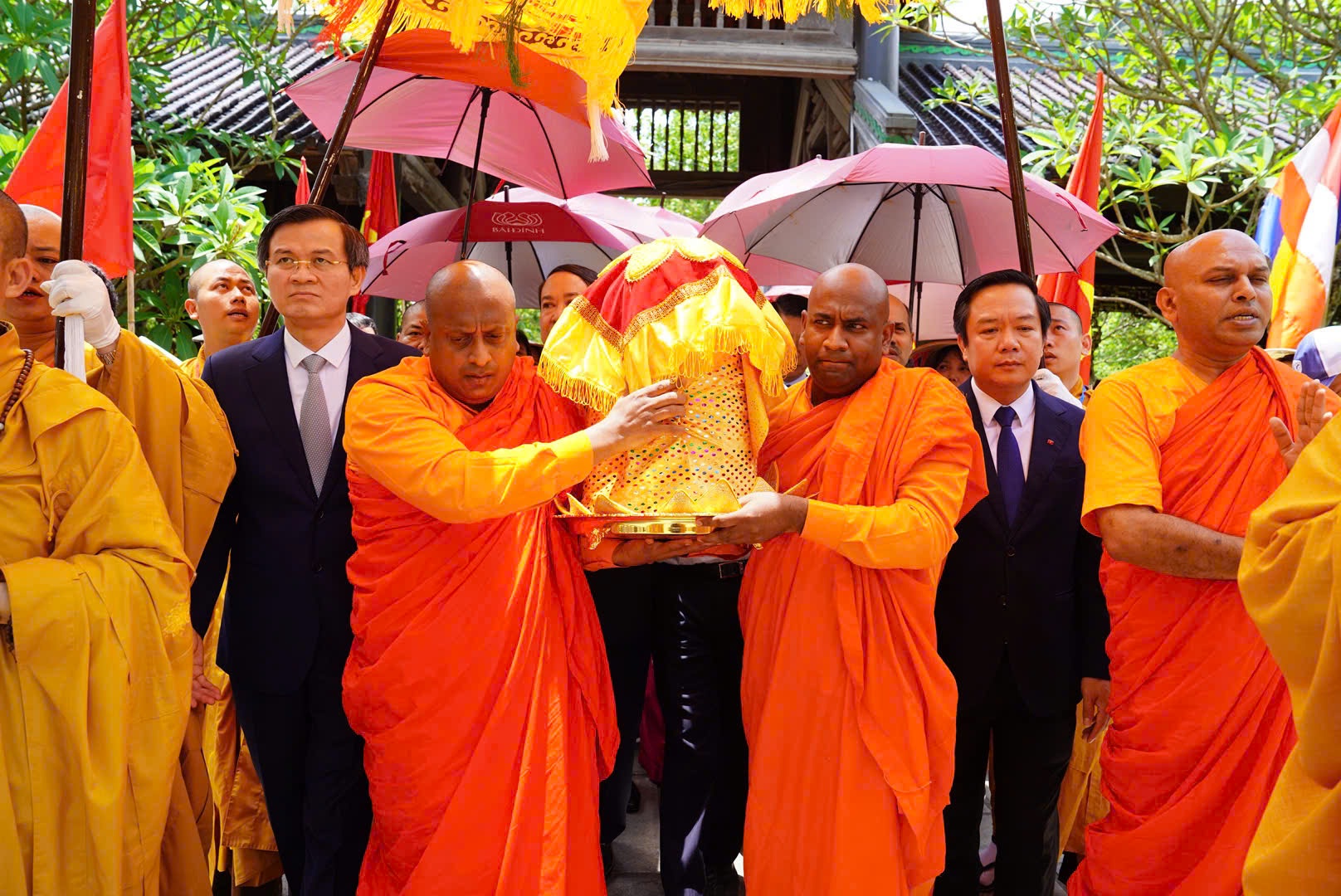 Hàng nghìn phật tử cung rước xá lợi Đức Phật về chùa Bái Đính