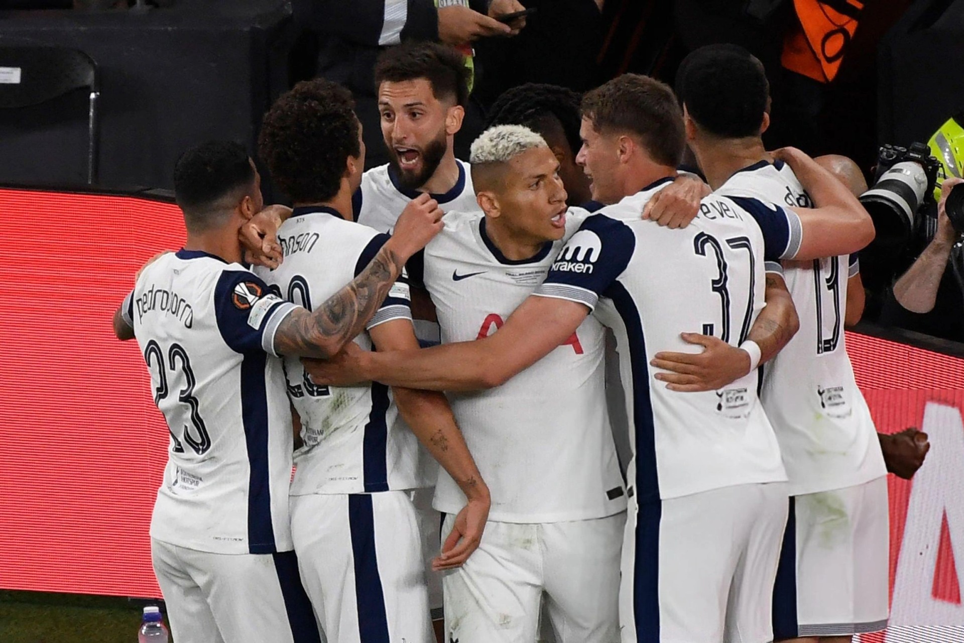 Tottenham 1-0 Man Utd (hiệp 2): Johnson ghi bàn dễ dàng
