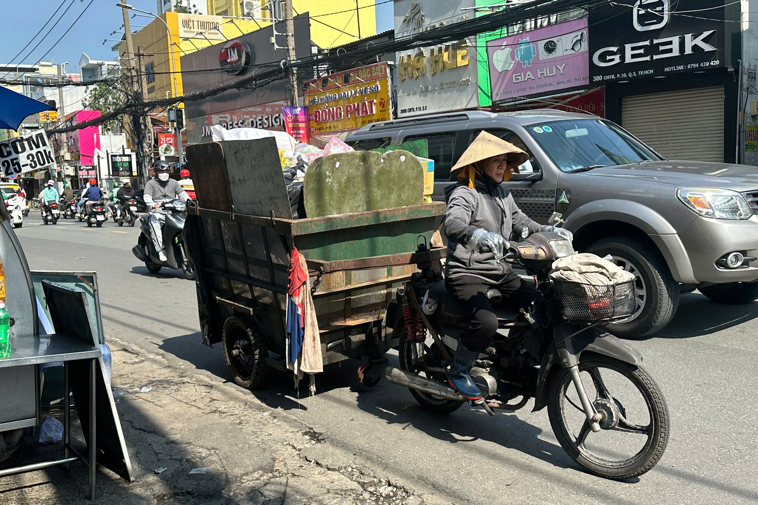 Người dân TPHCM băn khoăn khi áp dụng phí thu gom rác theo khối lượng
