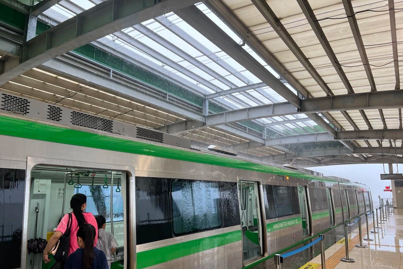 Nhà ga metro Cát Linh - Hà Đông thủng mái không ai sửa, nước chảy lên láng