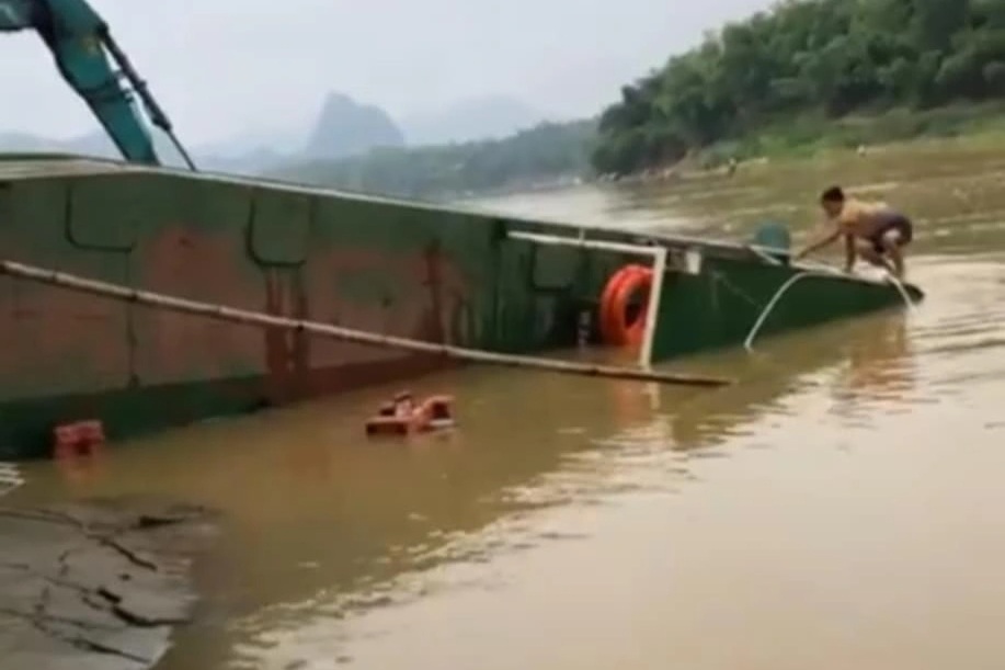 Lật đò chở 10 học sinh trên sông Mã