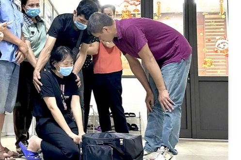 Vợ quỳ gối tiễn biệt tạng người chồng vừa chết não