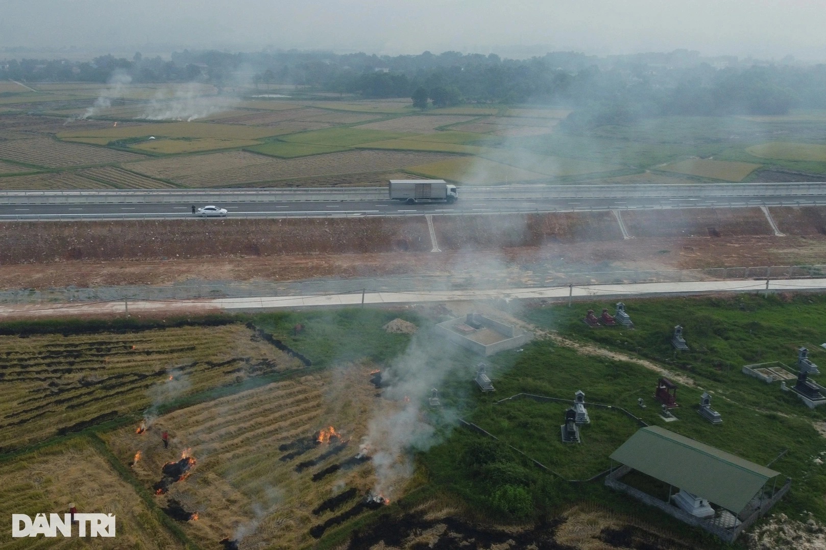 Nông dân đốt rơm rạ, cao tốc Bắc - Nam mù mịt khói