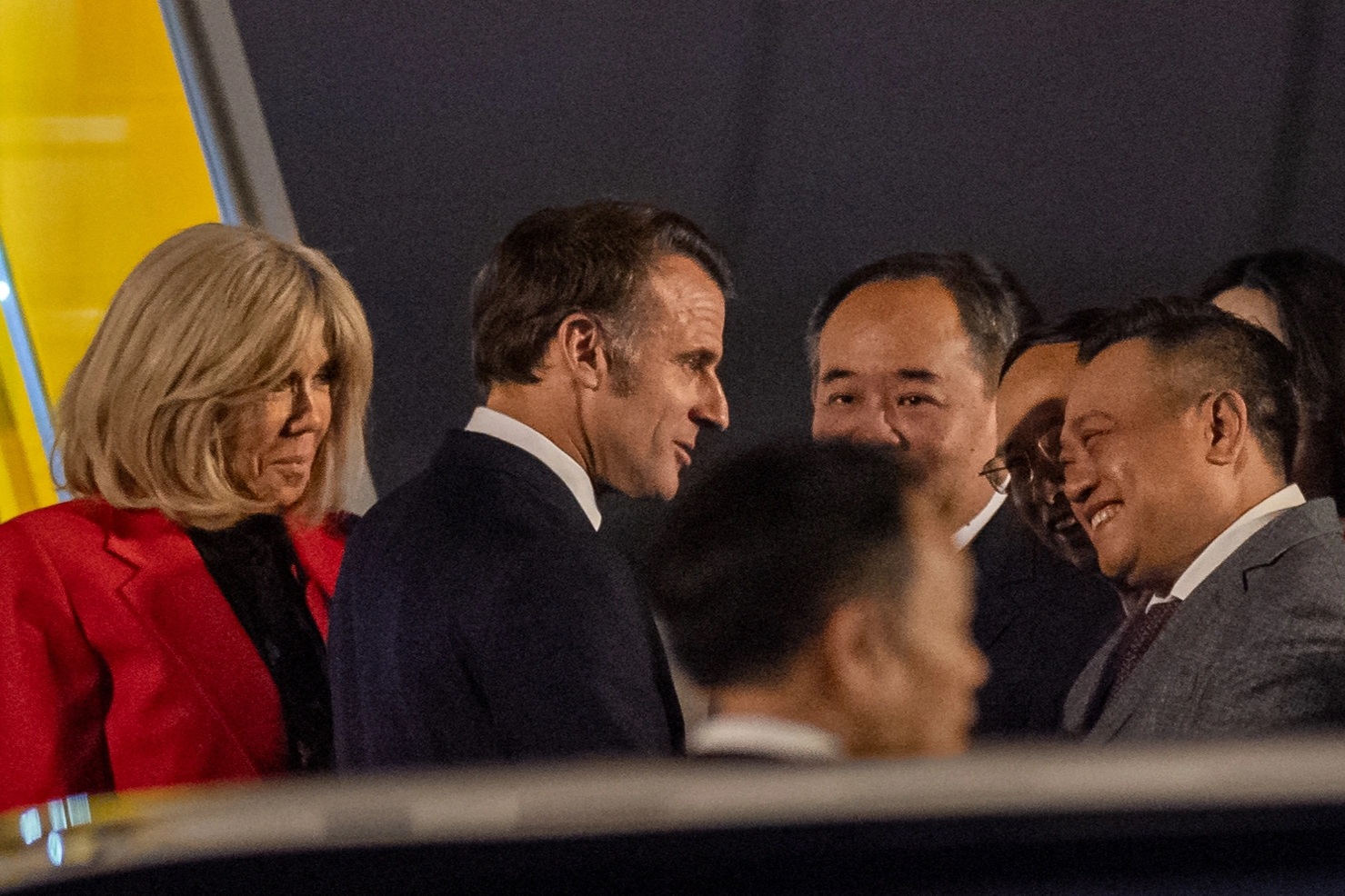 Hình ảnh Tổng thống Pháp Emmanuel Macron cùng Phu nhân tại sân bay Nội Bài