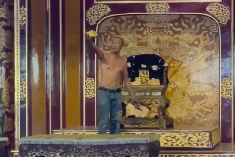 Nhân thân đối tượng leo lên ngai vàng ở điện Thái Hòa quậy phá