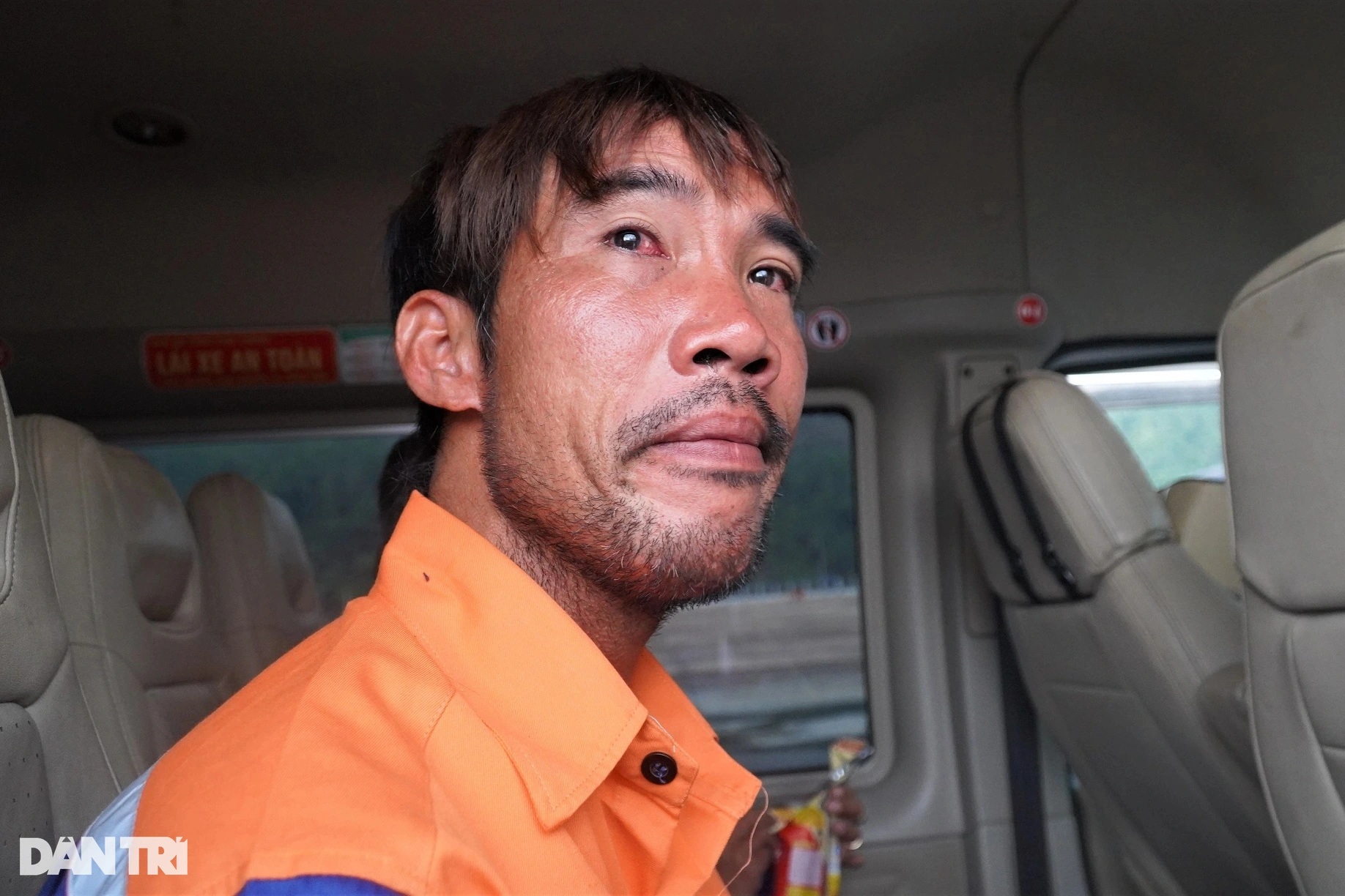 Vụ chìm tàu: Thuyền viên mắt đỏ hoe, ôm chầm nhau khi trở về đất liền