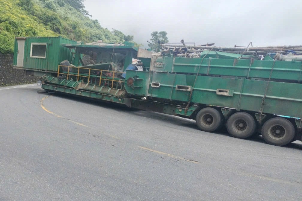 Xe đầu kéo bị hỏng chắn ngang đèo Hải Vân