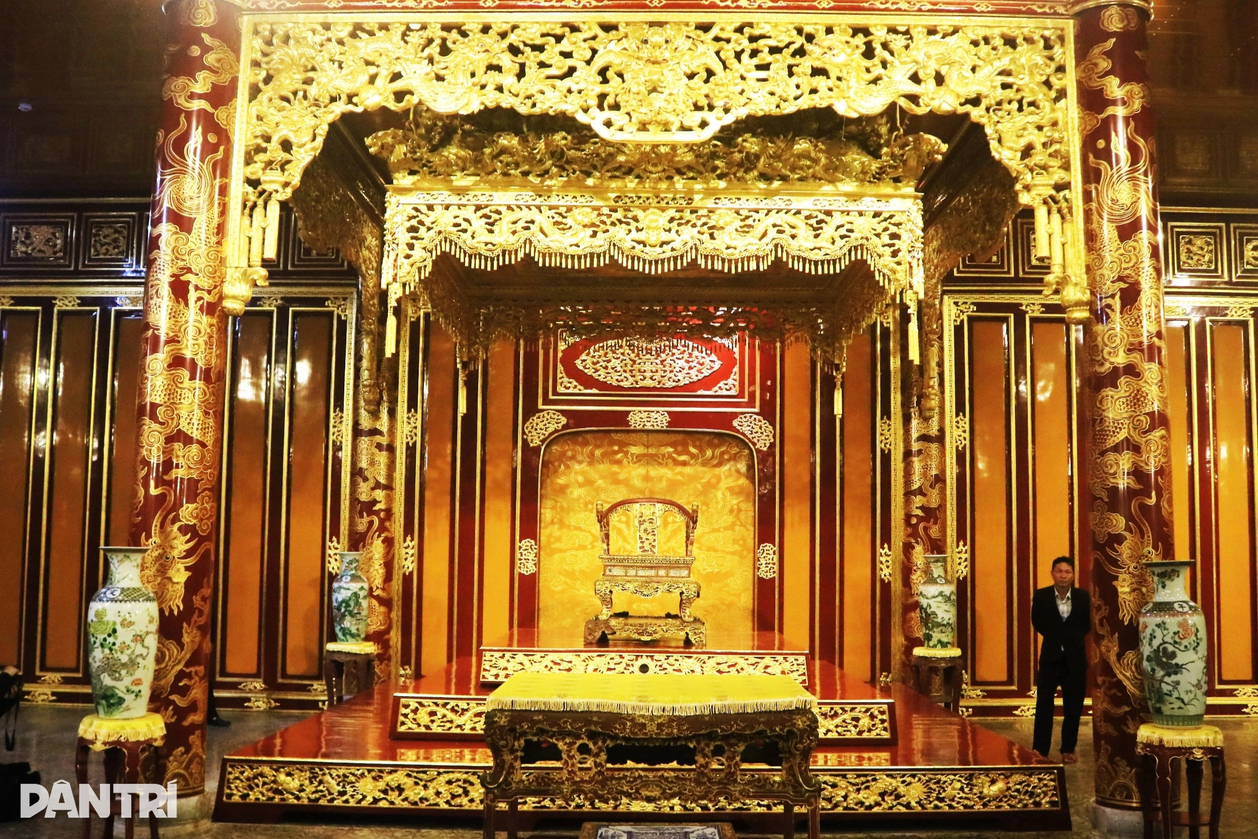 Leo lên ngai vàng điện Thái Hòa quậy phá: Giá trị nguyên bản đã không còn