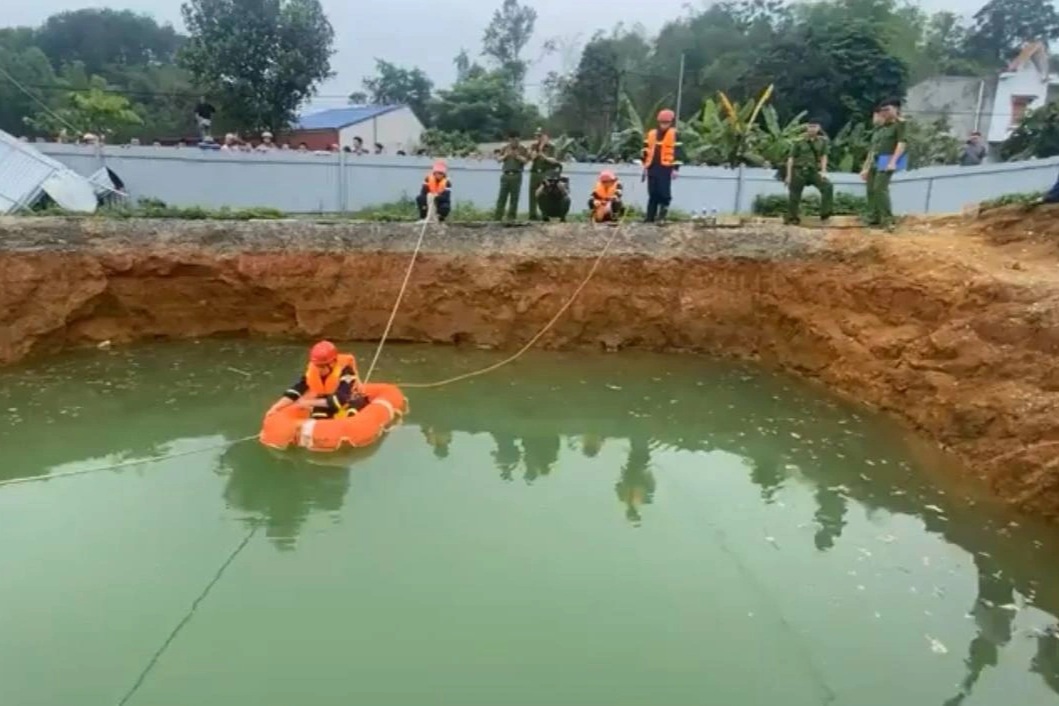 Tìm kiếm người đi xe máy lao xuống "hố tử thần" ở Bắc Kạn