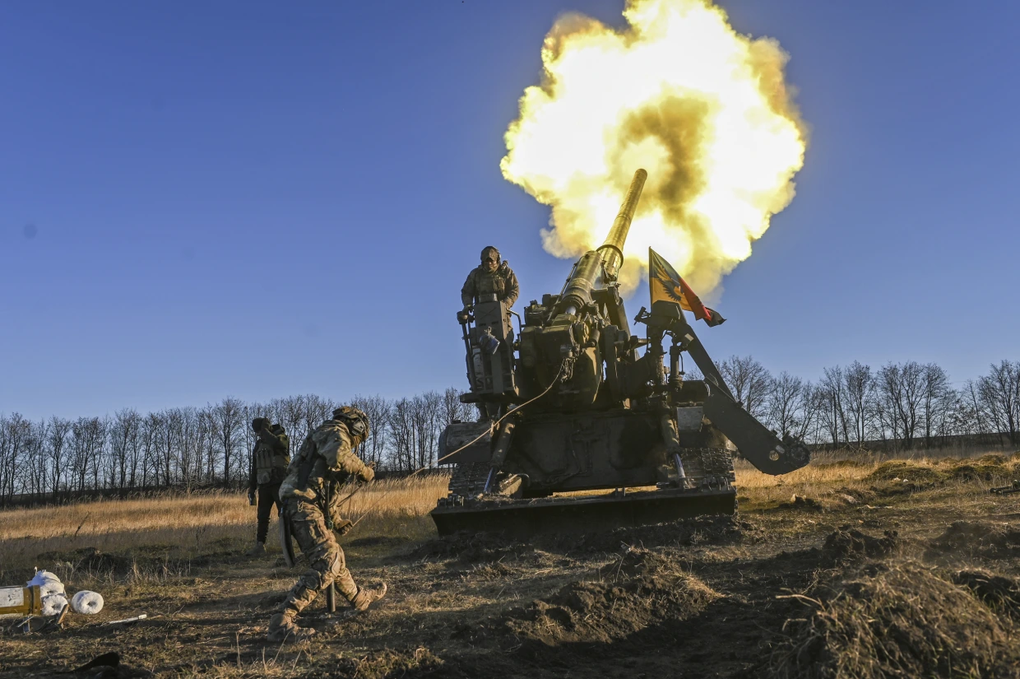 Phương Tây "cởi trói" vũ khí viện trợ cho Ukraine