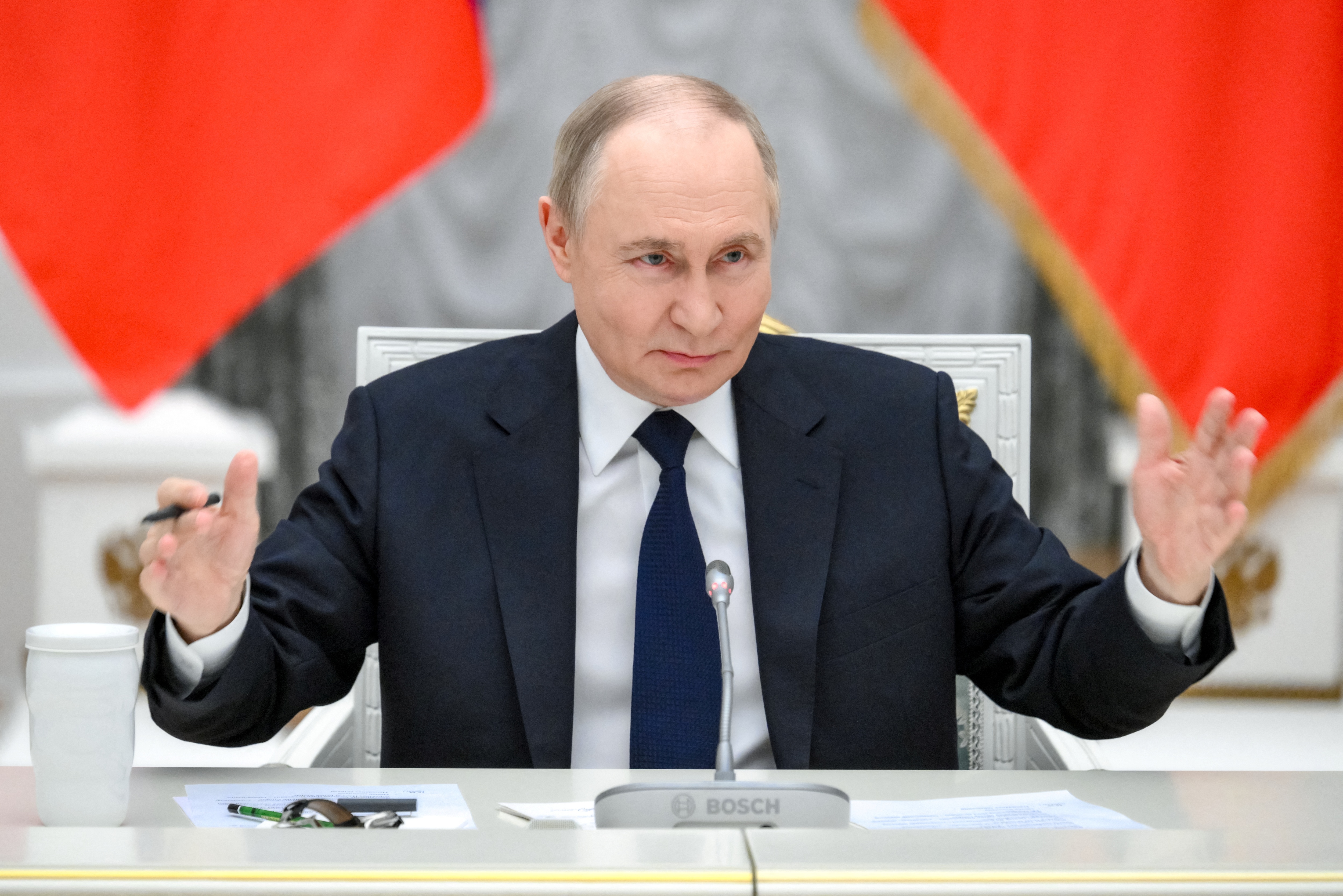 Cảnh báo cứng rắn của ông Putin khi lãnh thổ Nga bị tấn công dồn dập