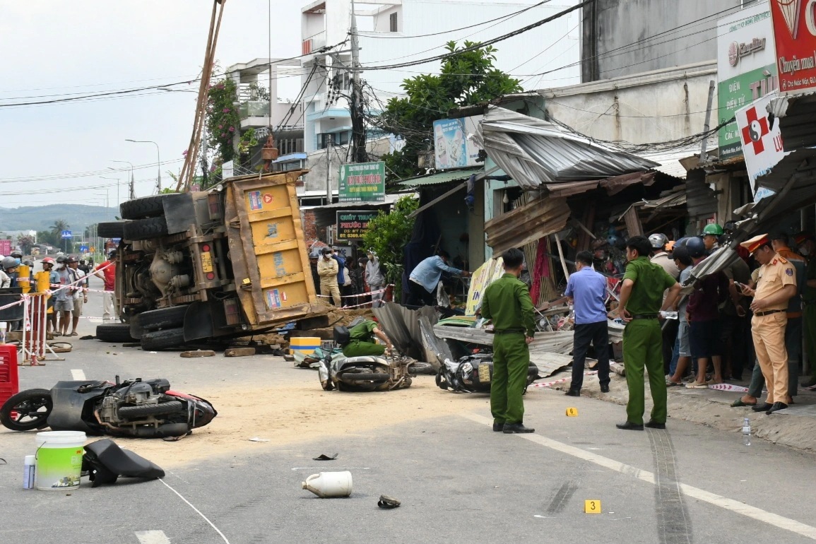Vụ tai nạn 5 người thương vong ở Quảng Ngãi: Ô tô và xe máy đều có lỗi