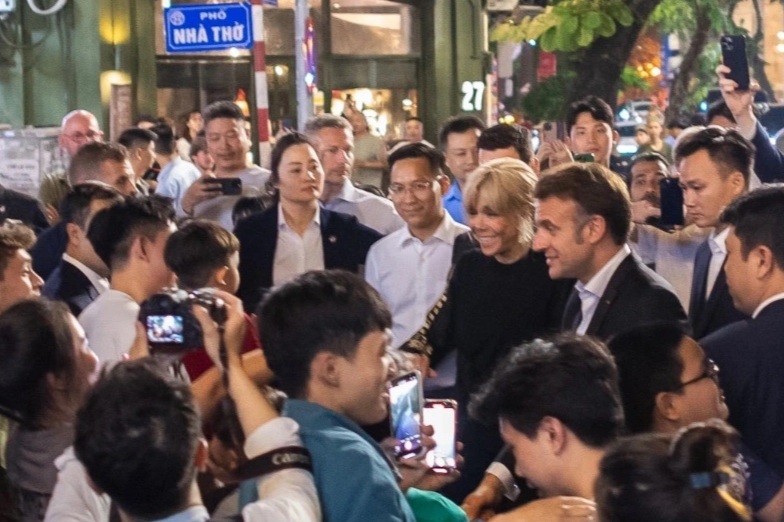 Tổng thống Pháp Emmanuel Macron dạo quanh hồ Hoàn Kiếm, bắt tay người dân