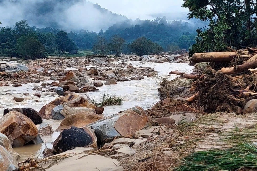 Lũ quét bất ngờ trong đêm khiến bản biên giới Nghệ An tan hoang