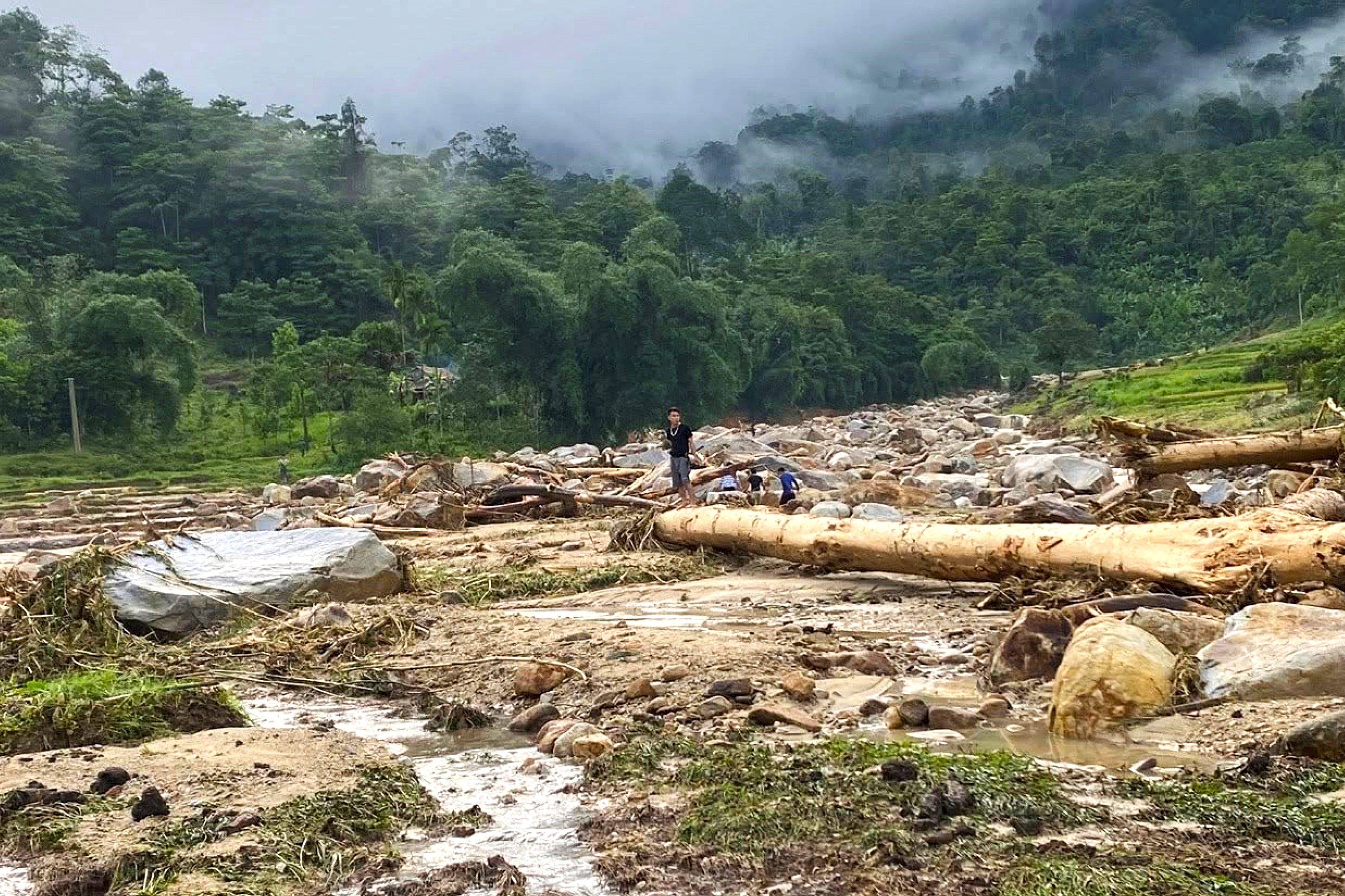 Cảnh tan hoang sau trận lũ quét kinh hoàng ở bản biên giới Nghệ An