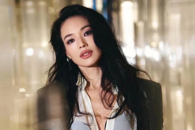 Thư Kỳ như bị thời gian bỏ quên, vẫn là biểu tượng nhan sắc ở tuổi 49