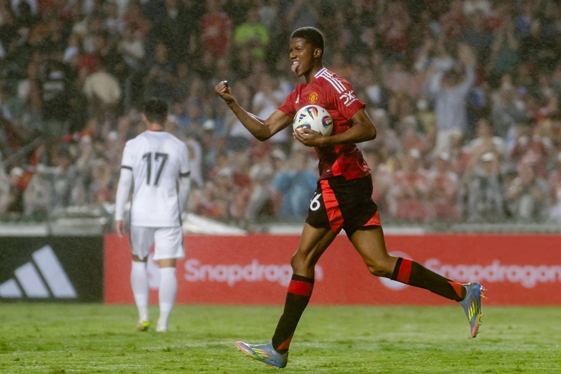 "Sao trẻ" thăng hoa, Man Utd ngược dòng hạ Hong Kong