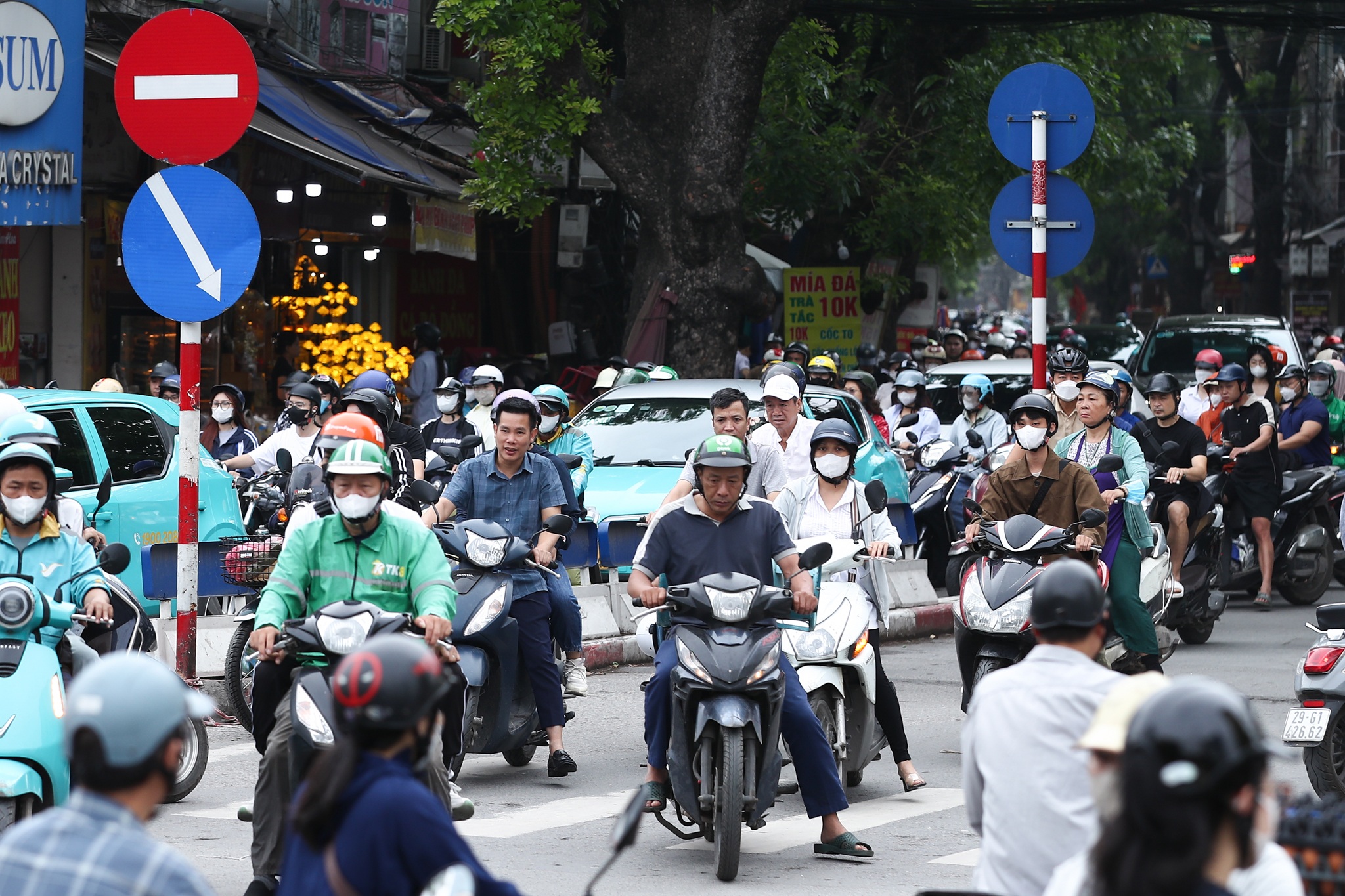 Xe máy đi ngược chiều tiềm ẩn nguy cơ xảy ra tai nạn giao thông
