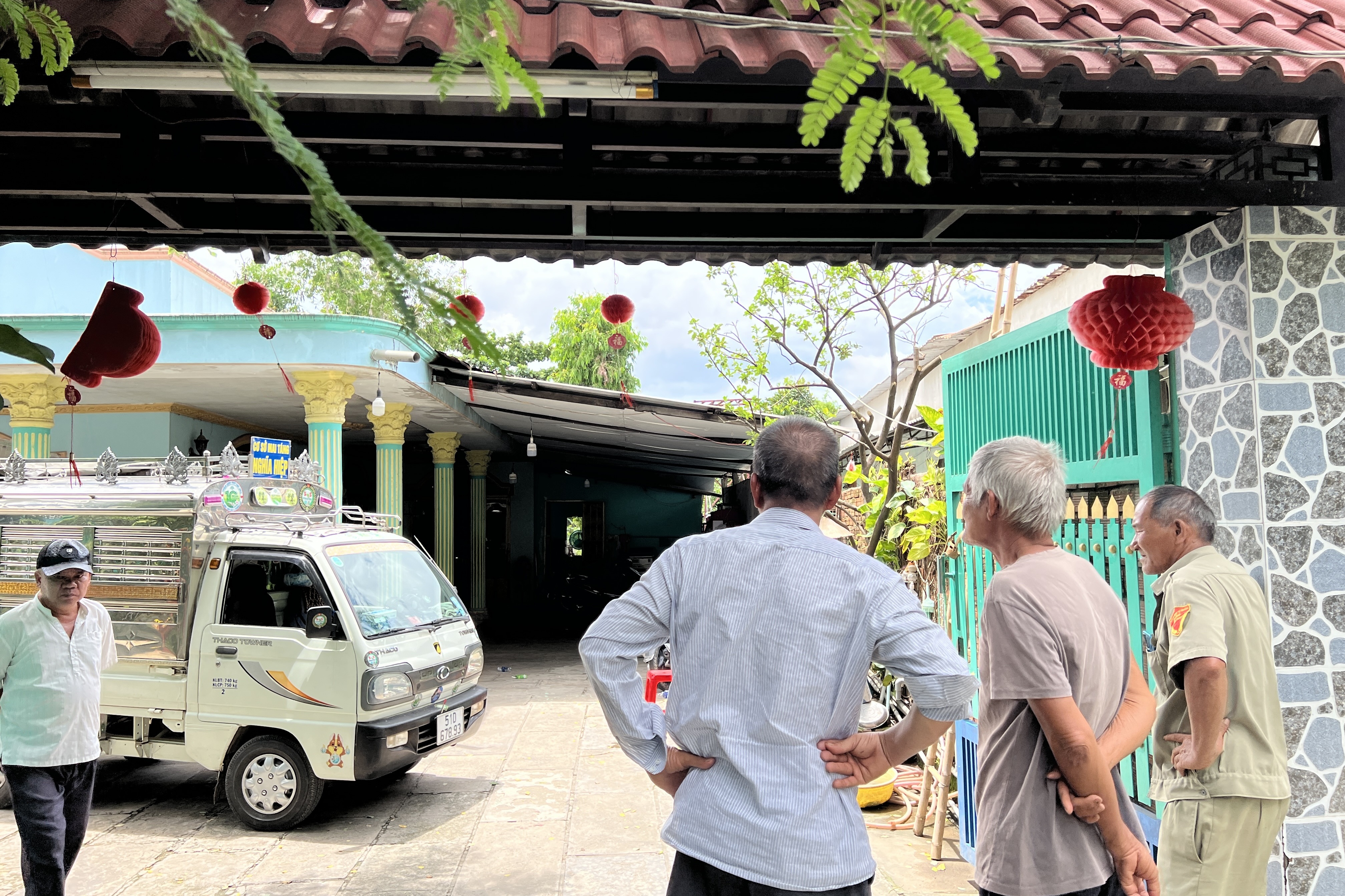 Trèo lên mái tôn kiểm tra dây điện, chủ nhà bị điện giật tử vong ở TPHCM