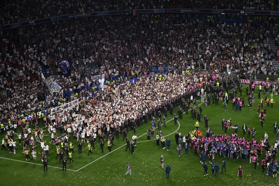 CĐV tràn xuống sân xé lưới, cắt cỏ ăn mừng PSG vô địch Champions League