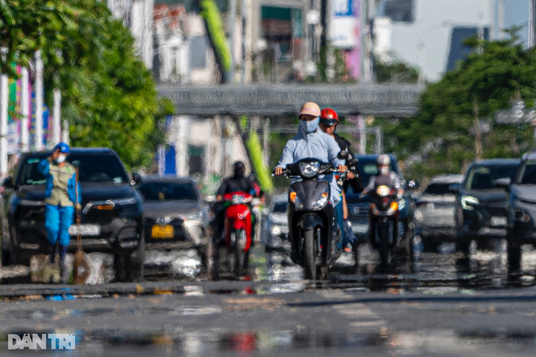 Hà Nội nắng nóng hơn 40 độ C, mặt đường xuất hiện ảo ảnh