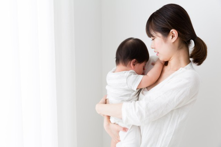 Tôi “nhường” con cho em dâu hiếm muộn để rồi ân hận cả đời
